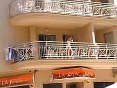 La baiser devant la video erotique trio fenêtre