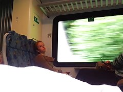 Une femme suédoise amateur suce une bite video erotic amateur et prend des photos comme une bonne pute