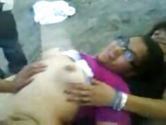 Hotwife tatouée donnant les vidéos érotiques une méchante pipe à un black