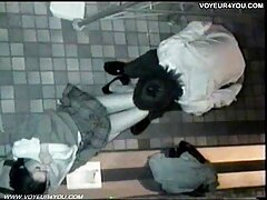 Baise brutale en levrette qui fait gémir et se tortiller la video erotique belle mere chienne