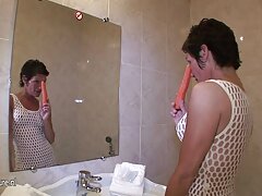BBW amateur femme donnant video manga erotique le sexe oral à son partenaire potelé plus âgé