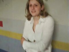 Une femme aux gros seins chevauche video x erotic sa bite de cow-girl en s'amusant