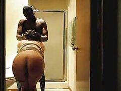 Une cougar aux gros seins se fait sodomiser sous la douche video femme erotique
