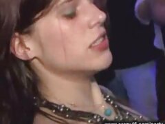 Une femme tatouée blonde video erotique vintage se fait défoncer par derrière