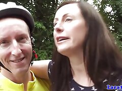 Belle brune erotic vidéos chevauche son petit ami sur le canapé