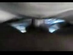 Jeune chatte gonflée remplie de gode videoserotiques et de culotte fourrée à l'intérieur