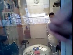 Une femme site de video erotique potelée installe une caméra pour l'enregistrer en train de baiser l'un de ses amants pour son mari