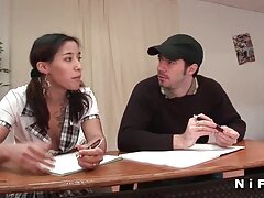 Salope mature lisant le journal nue meilleur video porn sur la plage
