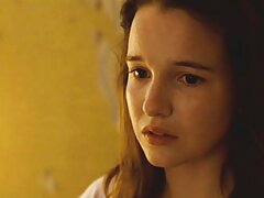 MakaMask montre des spectacles chauds sur le videos de films erotiques lit en tirant le haut pour révéler la poitrine nue