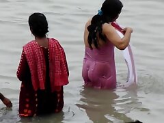 Voyeur scene erotique tukif espionnant une chaude brune nue avec une délicieuse chatte sur la plage
