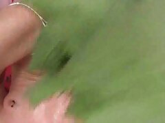 Face vers le video erotique jeune bas sur le lit, mains liées pénétration anale après avoir doigté les fesses
