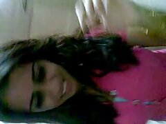 Belle amatrice blonde aux gros seins fait une site video erotique webcam dans une voiture