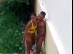 Belle blonde sur la video erotique avec scenario plage