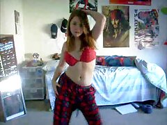 Une brune sexy dans une voiture se touche et se doigte video erotiques gratuits intimement