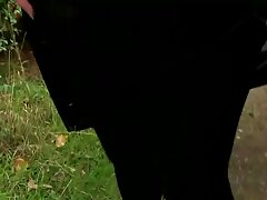 Une milf en chaleur se positionne en levrette pour une video erotique romantique baise par amant