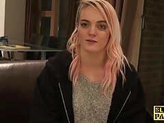 Une prof sexy se déshabille et pose video sex erotique pour des photos érotiques
