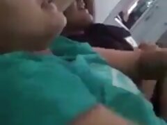 Foot fuck les vidéos érotiques porno amateur nu au lit en utilisant les pieds pour se masturber