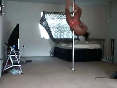 Femme chaude portant de la lingerie rouge se déshabillant pour sucer une bite et video x érotique prendre un soin du visage