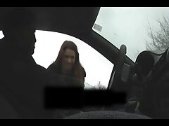 Une amatrice blonde suce une bite noire en jouant à des jeux vidéo video erotique soft