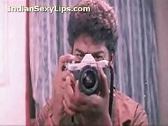 La milf Sandra se masturbe vidéo érotique vintage sous la douche