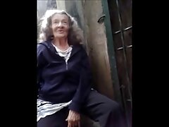 Bombasse amateur baise une grosse bouteille de voir video erotique Coca Cola