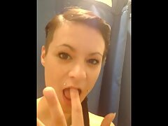 La femme video etotic russe Lena montre son corps en bas noir.