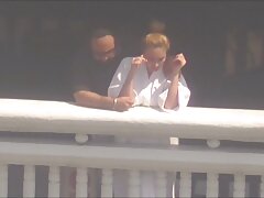 Petite amie avalant du sperme sur un video pornographique de lesbienne balcon public