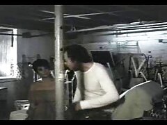 J'adore marcher avec un plug anal dans video scene erotique une jupe courte sans culotte