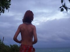 Belle brune amateur vidéo erotic écartant son corps et sa lingerie
