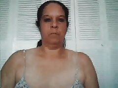 Bombasse video porno erotique en jupe courte sexy chevauchant un joli gode blanc