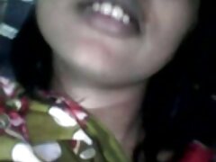 Femme attachée à l'orgasme bondage au lit provoqué par site video erotique un jouet sexuel de lapin rampant