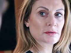 ami potelé exhibant son film erotique en famille ample bosum