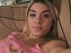 Bimbo video erotic aux cheveux noirs souffle une énorme bite dans la voiture