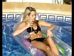Frapper ce cul rond en levrette avec un plug anal dedans video erotique hard