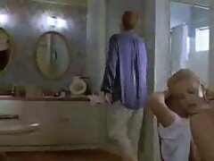 Femme blonde salope prenant une farce profonde d'un inconnu en position allongée sur érotique vidéo le canapé