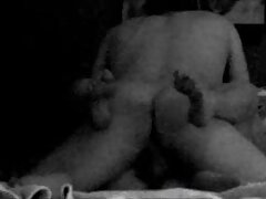 Une femme blonde très chaude se sentant très excitée video erotisme se frotte la chatte sexy