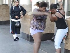 Éjacule sur video soiree erotique ses seins