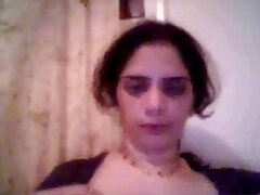Horny as fuck femme yeux regardant la bite la colle dans sa video sensuelle et erotique bouche suce