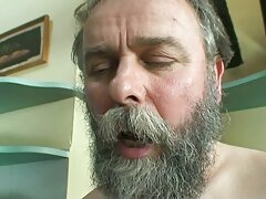 Gros plan oral montant et descendant son arbre video erotique x dur comme de la pierre