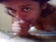 Blonde nue sur le canapé avec rien d'autre que des talons, montrant sa chatte et video erotique x son cul